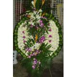 鲜花:大量白菊花，搭配白色白合，泰国兰，天堂鸟等组成花圈一个，直径1.3-1.5米