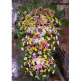 花篮:黄，白菊丰满，白百合间插，泰国兰搭配，天堂鸟等，高1.7米以上