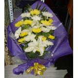 菊花:黄玫瑰11枝，配花适量，黄莺点缀，绵纸圆形包装
