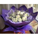 鲜花:白玫瑰11支,情人草点缀，紫色绵纸围绕，深紫色手揉纸圆形包装。