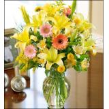 鲜花:黄玫瑰11枝，配花适量，黄莺点缀，绵纸圆形包装