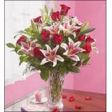 鲜花:11枝红玫瑰+3枝白色多头香水百合+黄莺点缀，粉色皱纹纸内包装，淡金黄色纱网外包装。