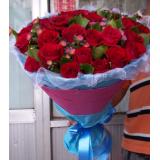 鲜花:99枝彩玫瑰，丰满配花，沙网内衬，绵纸圆形包装。（材料特殊，需提前订购）