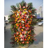 花篮:大量扶朗花，玫瑰、百合，泰国兰，间插，剑兰，小鸟等高2米以上大花篮