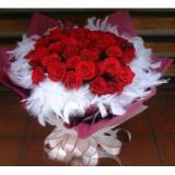 朝阳公园西门鲜花店鲜花:红玫瑰57朵.白色羽毛围边。红色手柔纸精美包装。