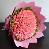 99朵粉玫瑰:99朵粉玫瑰，绿叶围绕，粉色皱纹纸圆形包装，配同色蝴蝶结