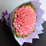99朵粉玫瑰:1枝多头香水百合，11枝粉玫瑰，绿叶间插；手柔纸扇形花束