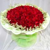 红玫瑰:99枝彩玫瑰，丰满配花，沙网内衬，绵纸圆形包装。（材料特殊，需提前订购）