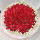 99红玫瑰:24枝彩玫瑰，满天星外围一圈，卷边纸包装，内衬白纱 