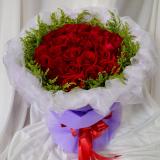 33朵红玫瑰:19枝香摈玫瑰，卷边纸圆型包装。