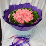 粉玫瑰:会议桌花：粉香水百合，玫瑰，扶朗花，黄百合，金鱼草等多种花材组合：直径0.8米