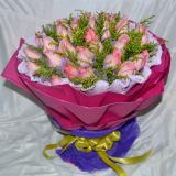 粉玫瑰:33朵戴安娜粉玫瑰，内衬粉色软纱，外天蓝色波点瓦楞纸加淡绿色软纱圆形包装，粉色丝带束扎