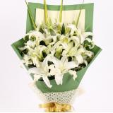 香水百合:白玫瑰19枝，玻璃纸单枝包装，米兰外围，手柔纸圆形包装。