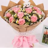 粉玫瑰:圆形花束：19朵红玫瑰、绿叶间插，裙边纸圆形包装