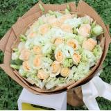 香槟玫瑰:组合花篮，由百合为主，泰国兰，小鸟，红掌，大鸟间插，花篮中间用康乃馨插成需要的字，：“字可更改”高档落地大花篮2个，高2米左右（此花篮需预定）