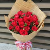红玫瑰:24枝彩玫瑰，满天星外围一圈，卷边纸包装，内衬白纱 