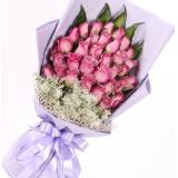 紫玫瑰:99枝红玫瑰，1个可爱小熊，满天星点缀；香槟色纱网外围，圆形包装。
