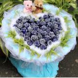 蓝玫瑰:粉玫瑰19枝，满天星外围，纱网豪华包装